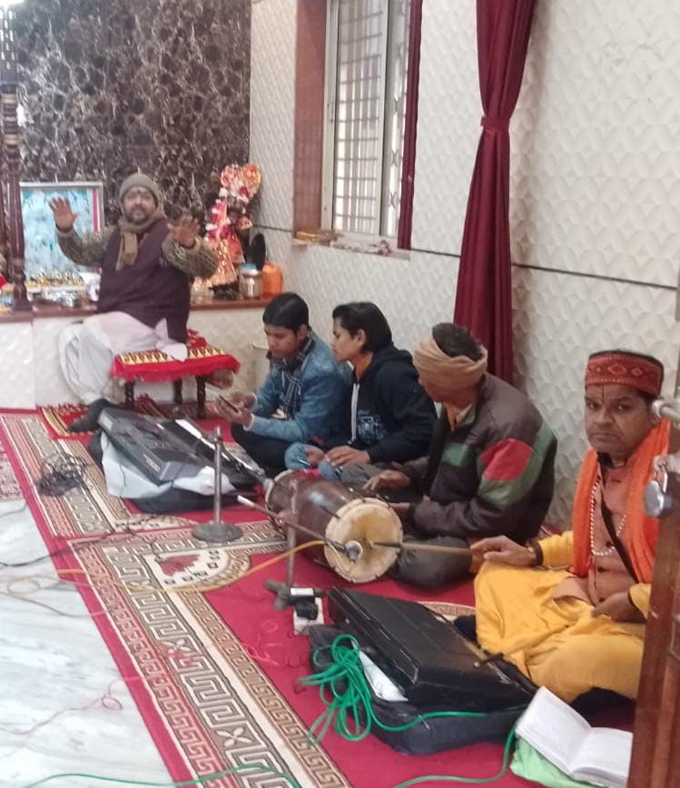 शहर के अद्धनारीश्वर मंदिर पर की गई सजावट । संवाद शहर के अद्धनारीश्वर मंदिर पर की गई सजावट । संवाद