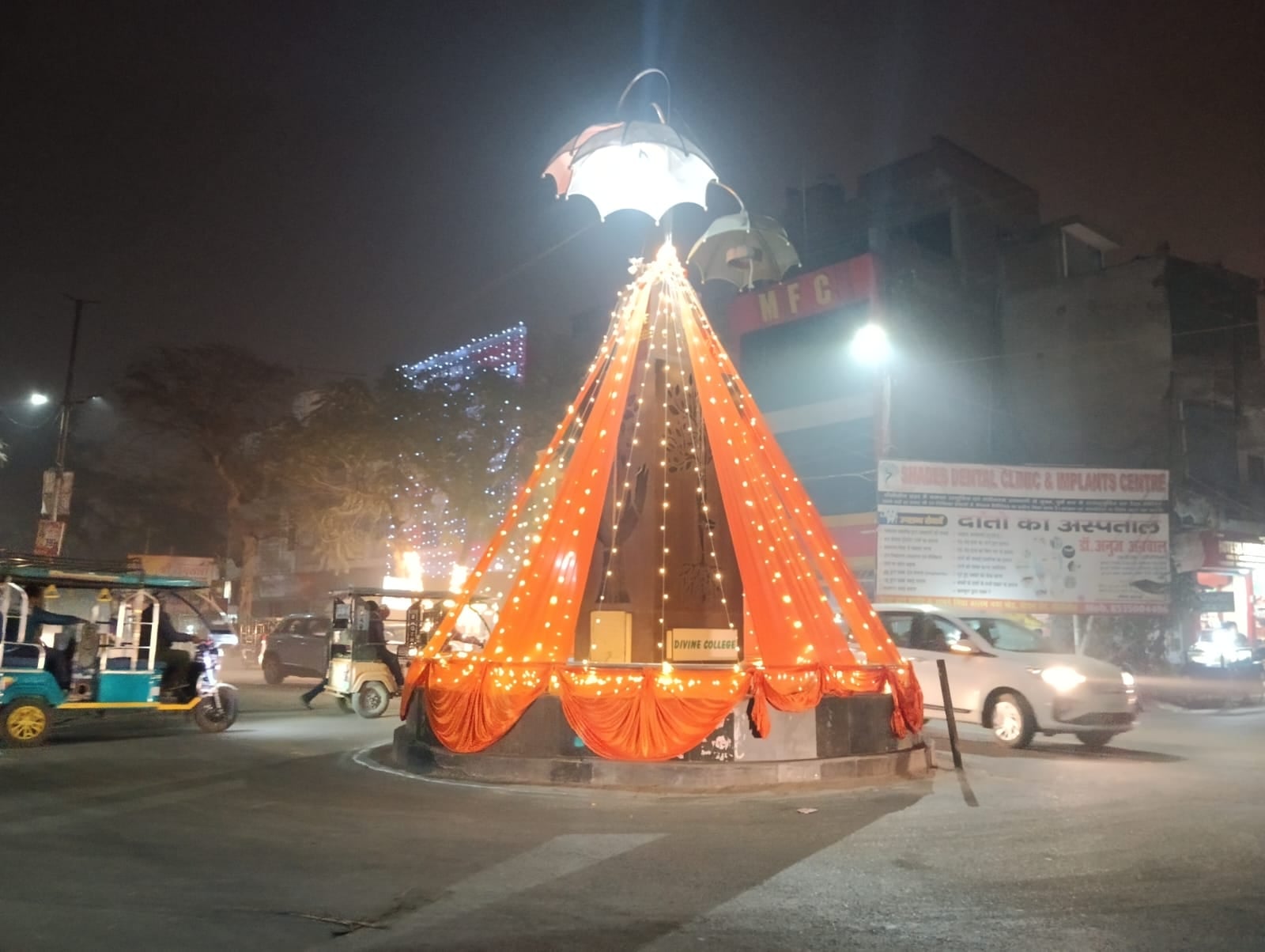 शहर के अद्धनारीश्वर मंदिर पर की गई सजावट । संवाद शहर के अद्धनारीश्वर मंदिर पर की गई सजावट । संवाद