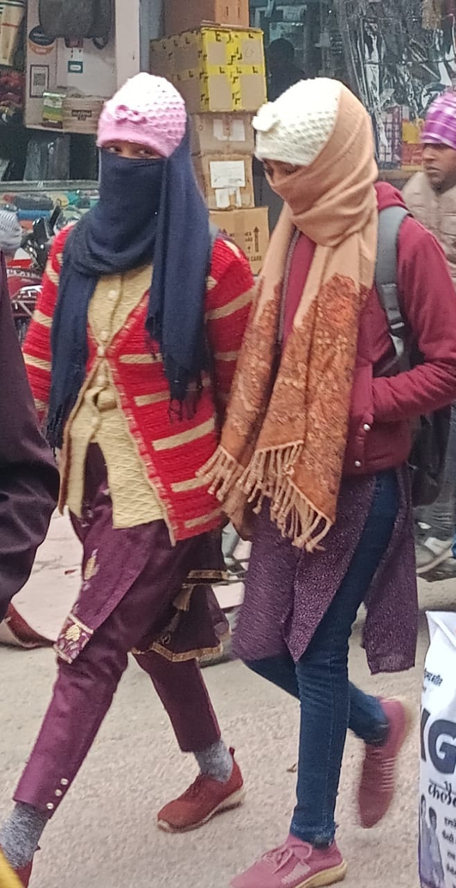 शहर में रविवार की सुबह आसमान में छाया धना कोहरा । संवाद