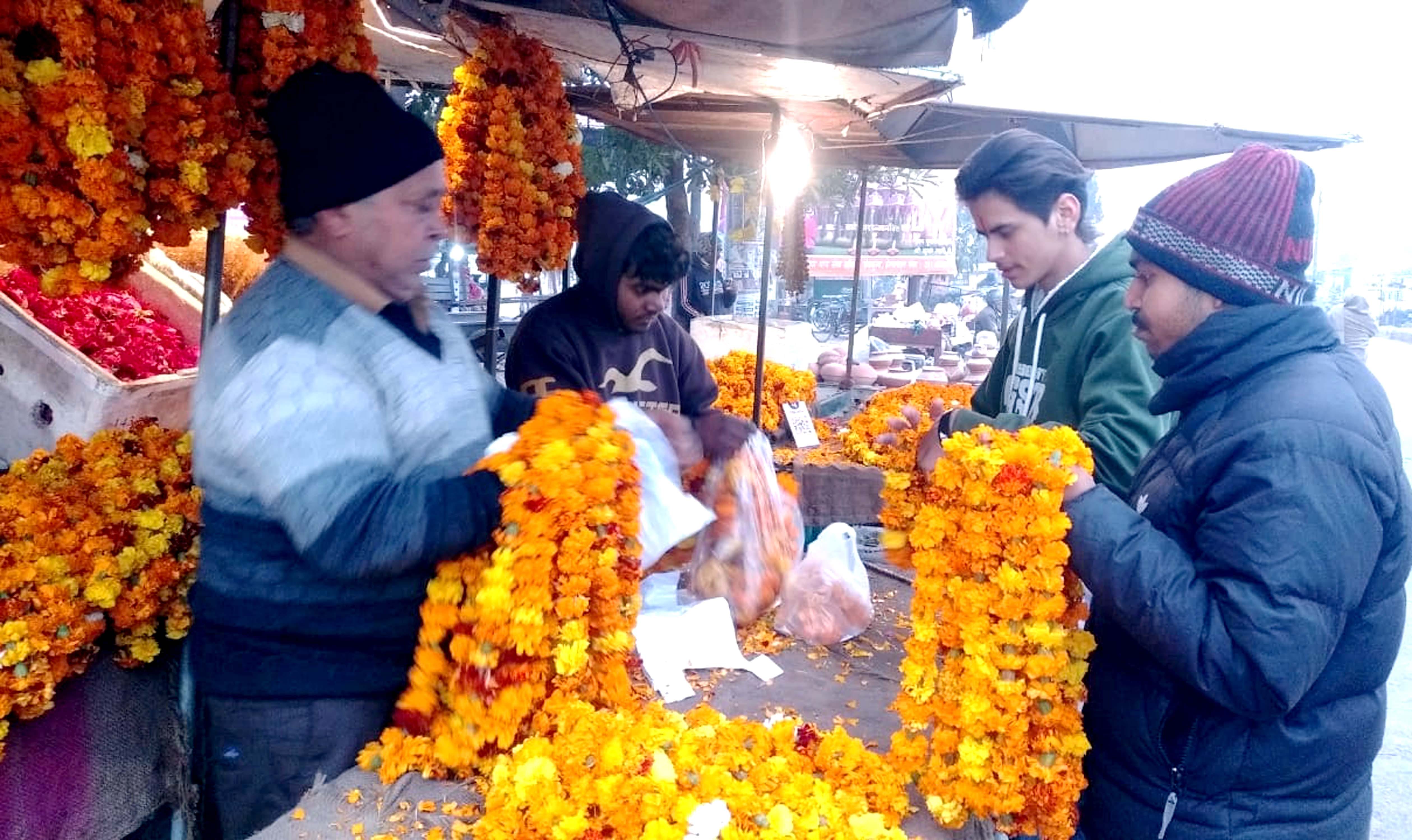 श्रीराम महोत्सव को लेकर सिटी मानव चौक पर दीयों की खरीदारी करते ग्राहक।