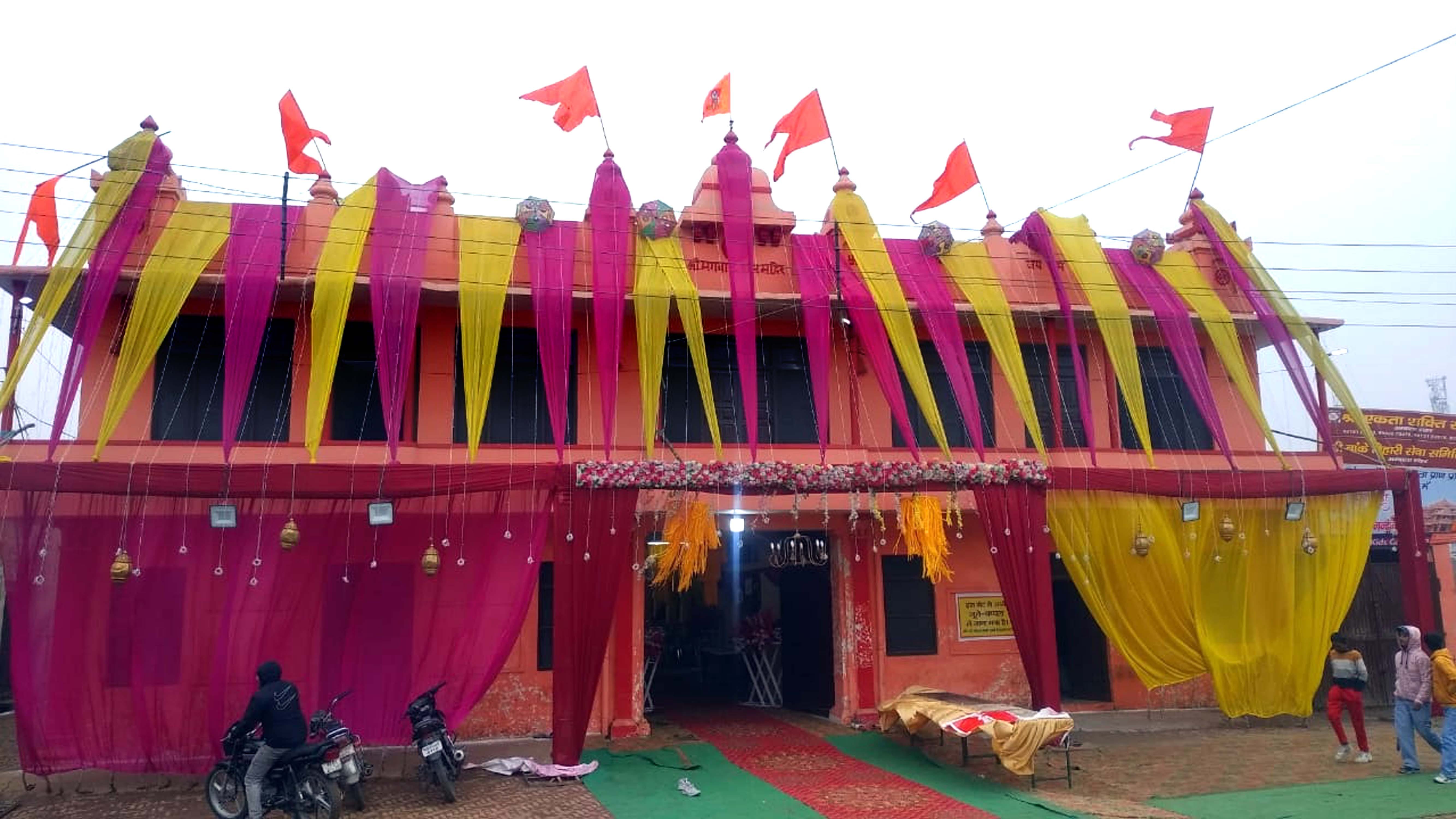 श्रीराम महोत्सव को लेकर सिटी मानव चौक पर दीयों की खरीदारी करते ग्राहक।