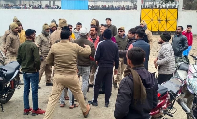 तिलहर के एलबीजीपी कॉलेज के पास एकेडमी में हुए विवाद के बाद पुलिस को जानकारी देते घायल गौरव गुप्