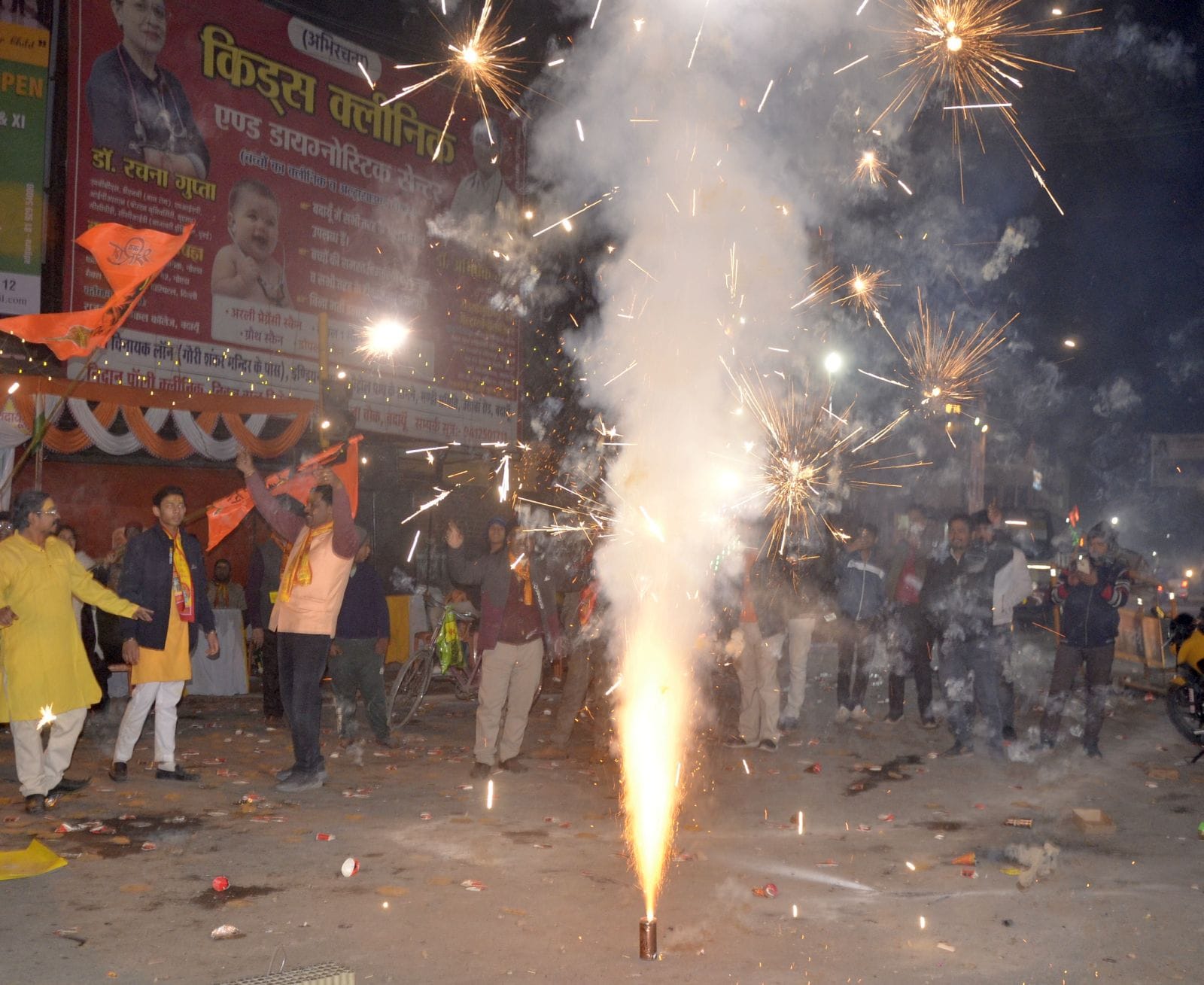 भामाशाह चौक पर दीये जलाती महिलाएं। संवाद