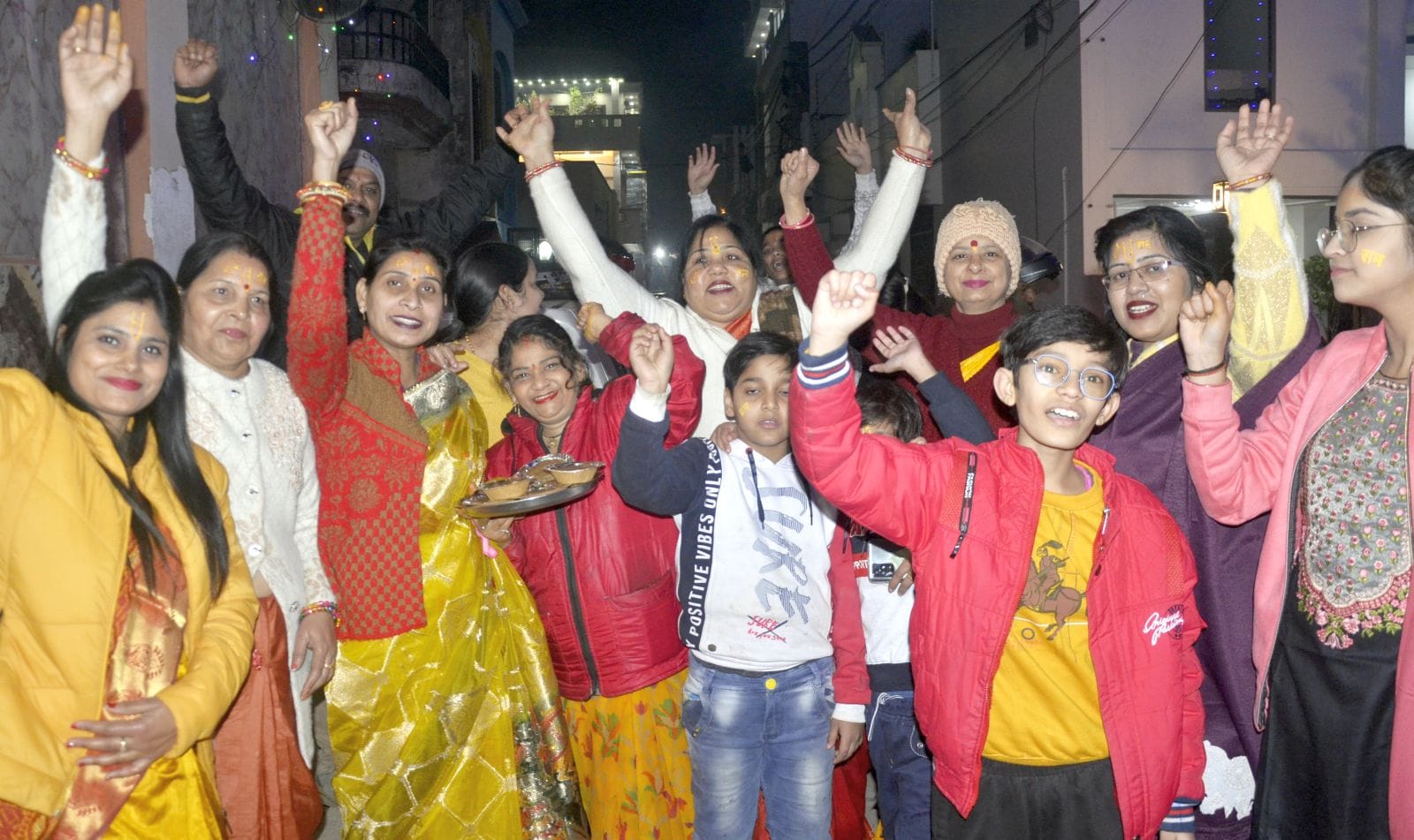 भामाशाह चौक पर दीये जलाती महिलाएं। संवाद