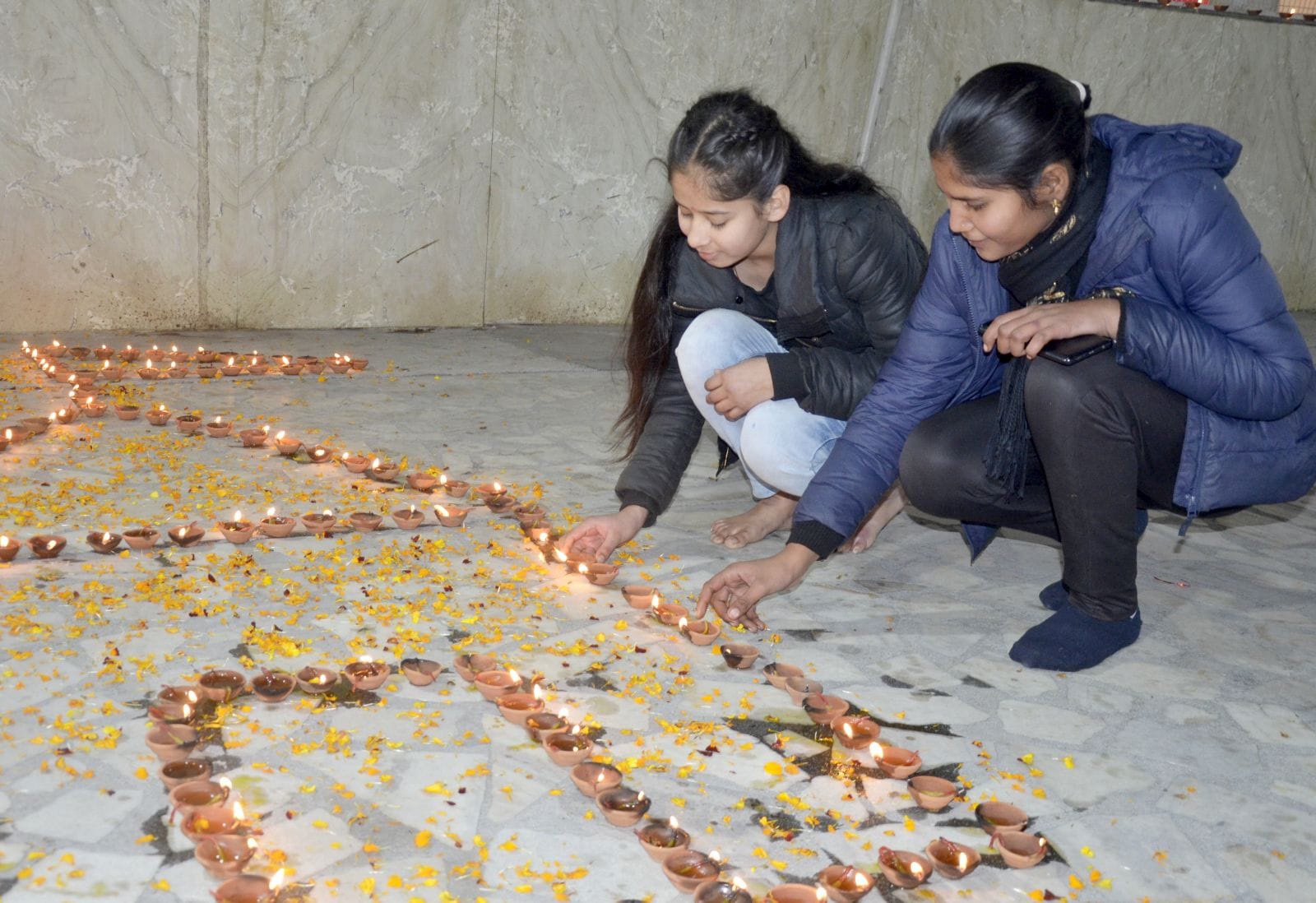भामाशाह चौक पर दीये जलाती महिलाएं। संवाद