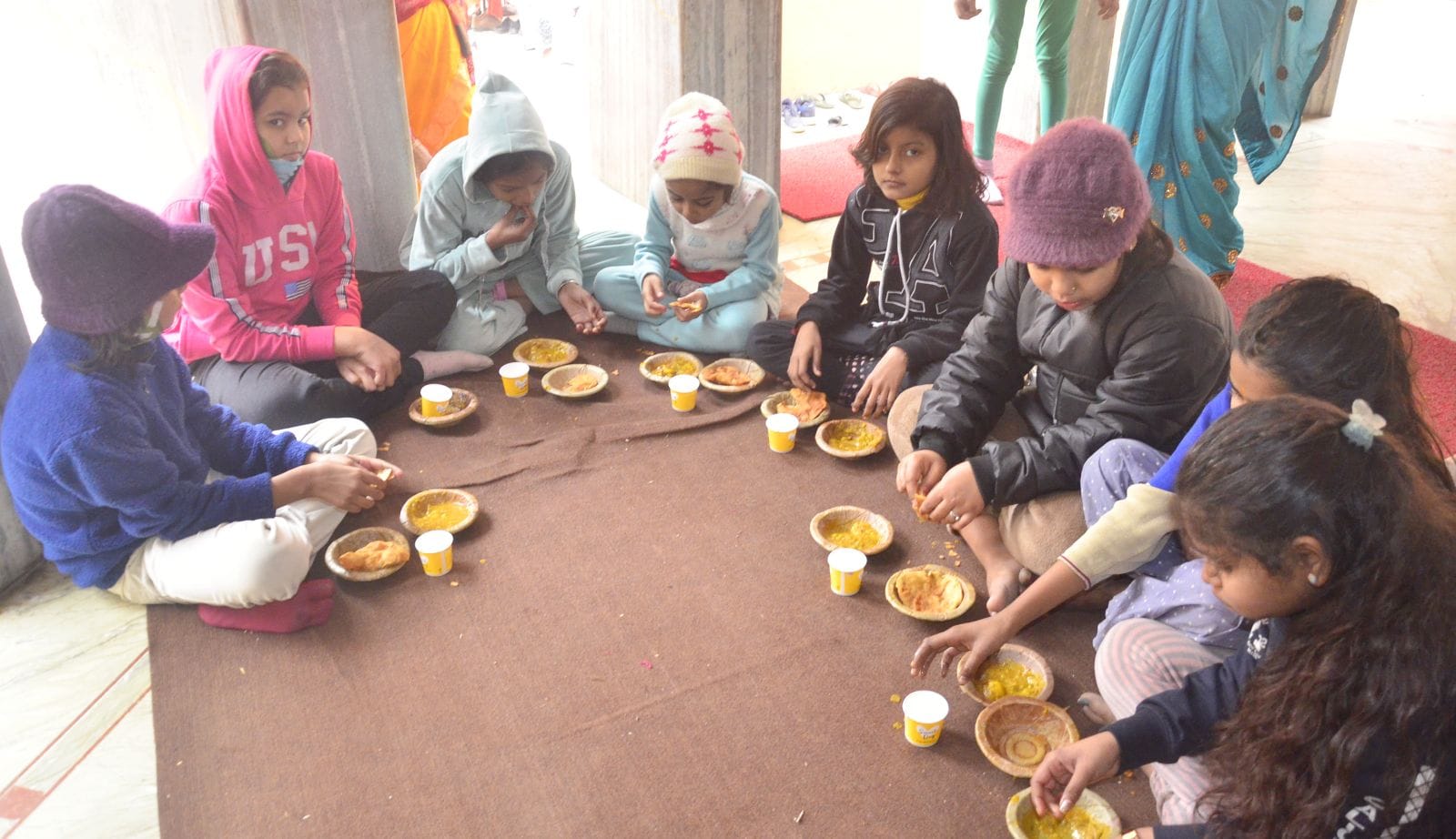 बिरूआबड़ी मंदिर पर भंडारे का प्रसाद लेते लोग। संवाद