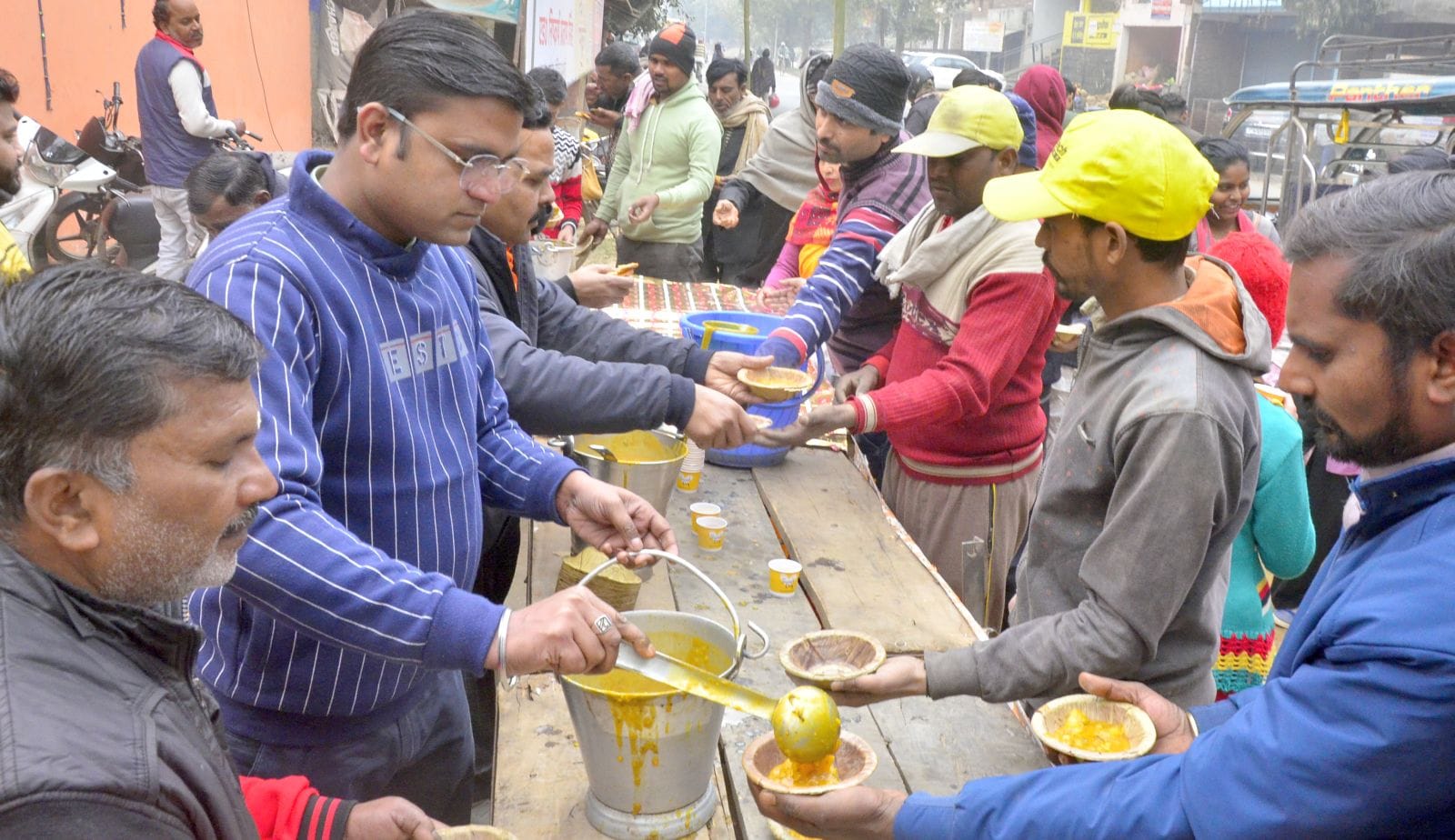 बिरूआबड़ी मंदिर पर भंडारे का प्रसाद लेते लोग। संवाद