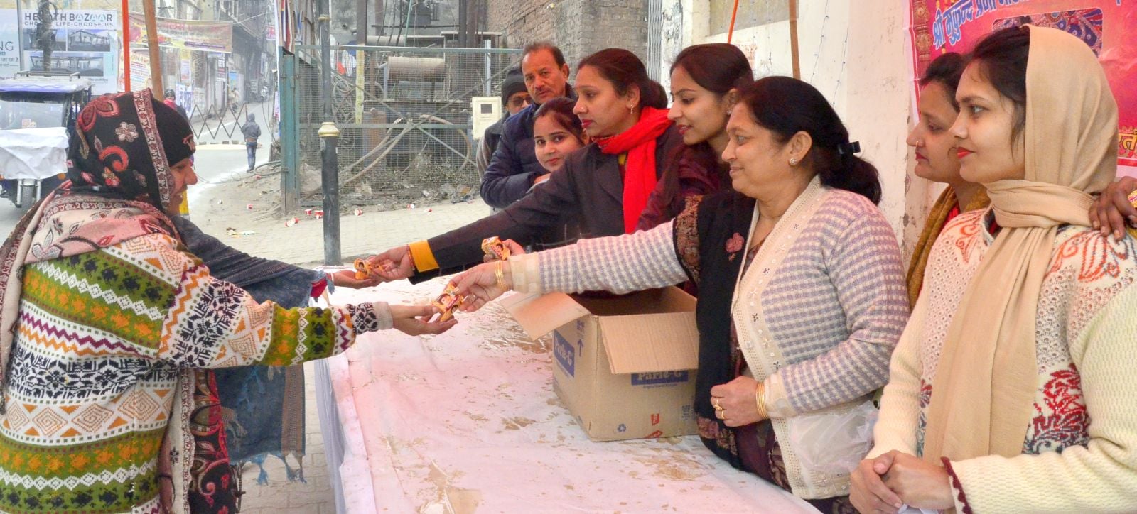 बिरूआबड़ी मंदिर पर भंडारे का प्रसाद लेते लोग। संवाद