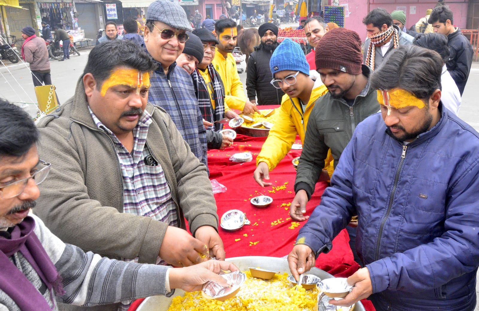 बिरूआबड़ी मंदिर पर भंडारे का प्रसाद लेते लोग। संवाद
