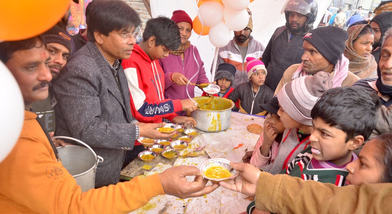 बिरूआबड़ी मंदिर पर भंडारे का प्रसाद लेते लोग। संवाद
