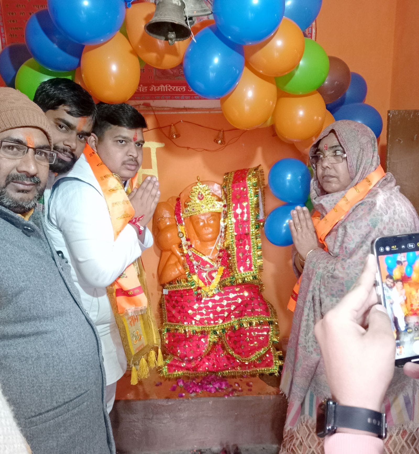 बिरूआबड़ी मंदिर पर भंडारे का प्रसाद लेते लोग। संवाद