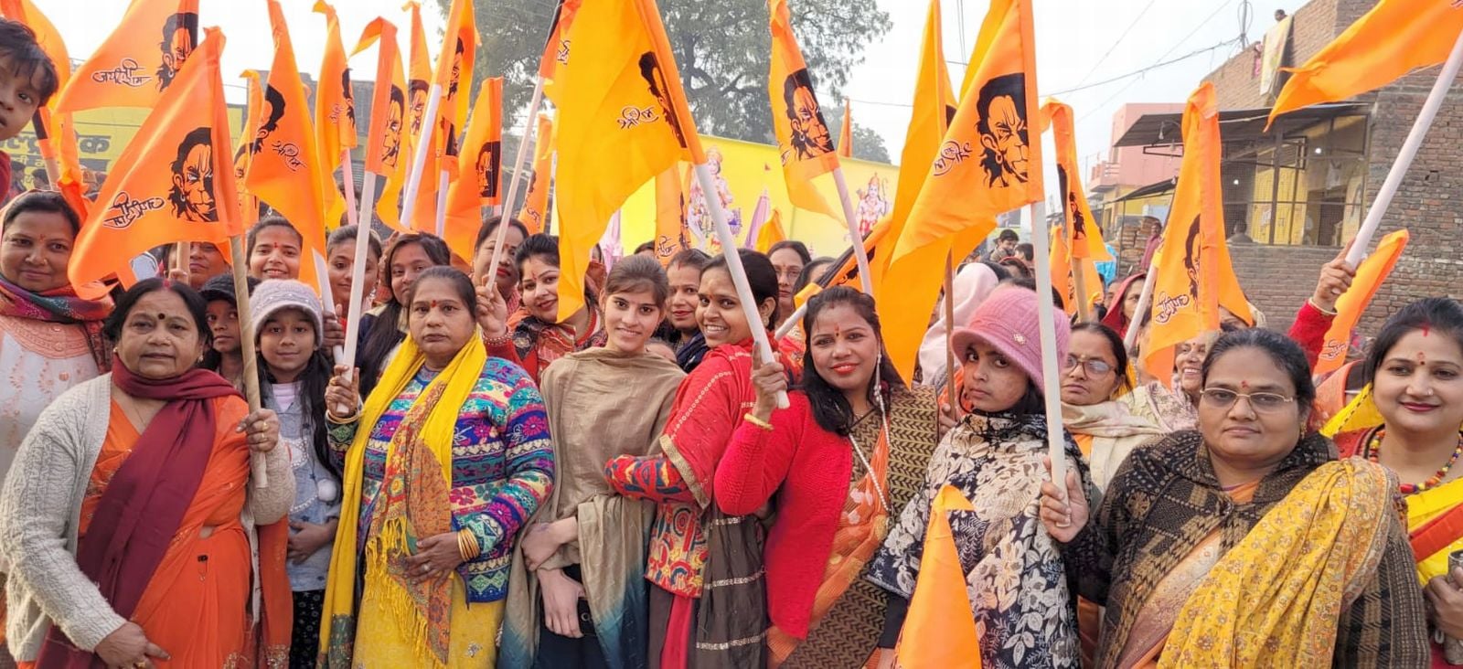 बिरूआबड़ी मंदिर पर भंडारे का प्रसाद लेते लोग। संवाद