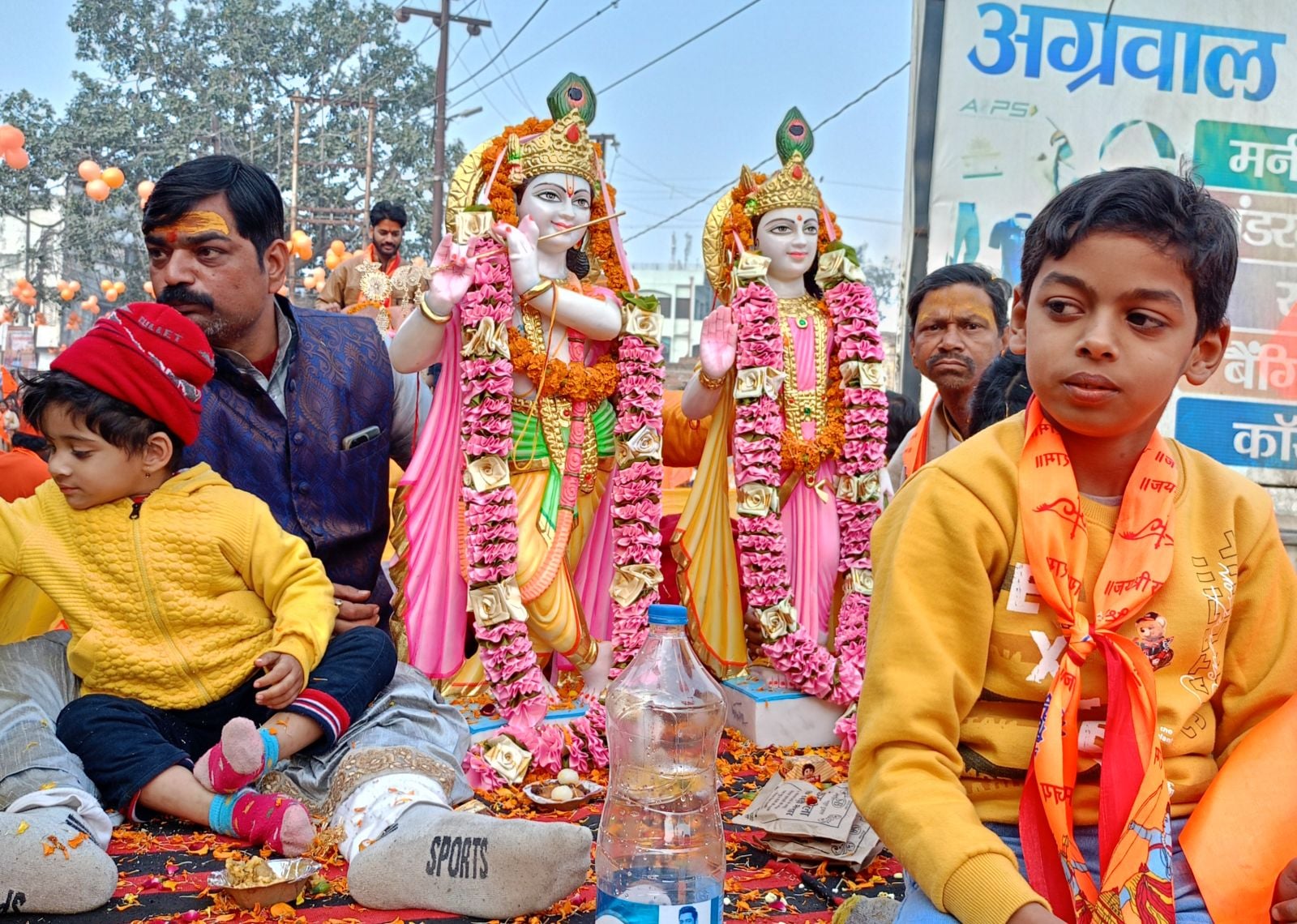 बिरूआबड़ी मंदिर पर भंडारे का प्रसाद लेते लोग। संवाद