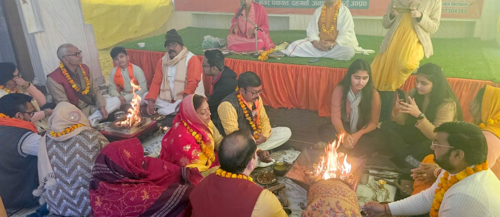 बिरूआबड़ी मंदिर पर भंडारे का प्रसाद लेते लोग। संवाद