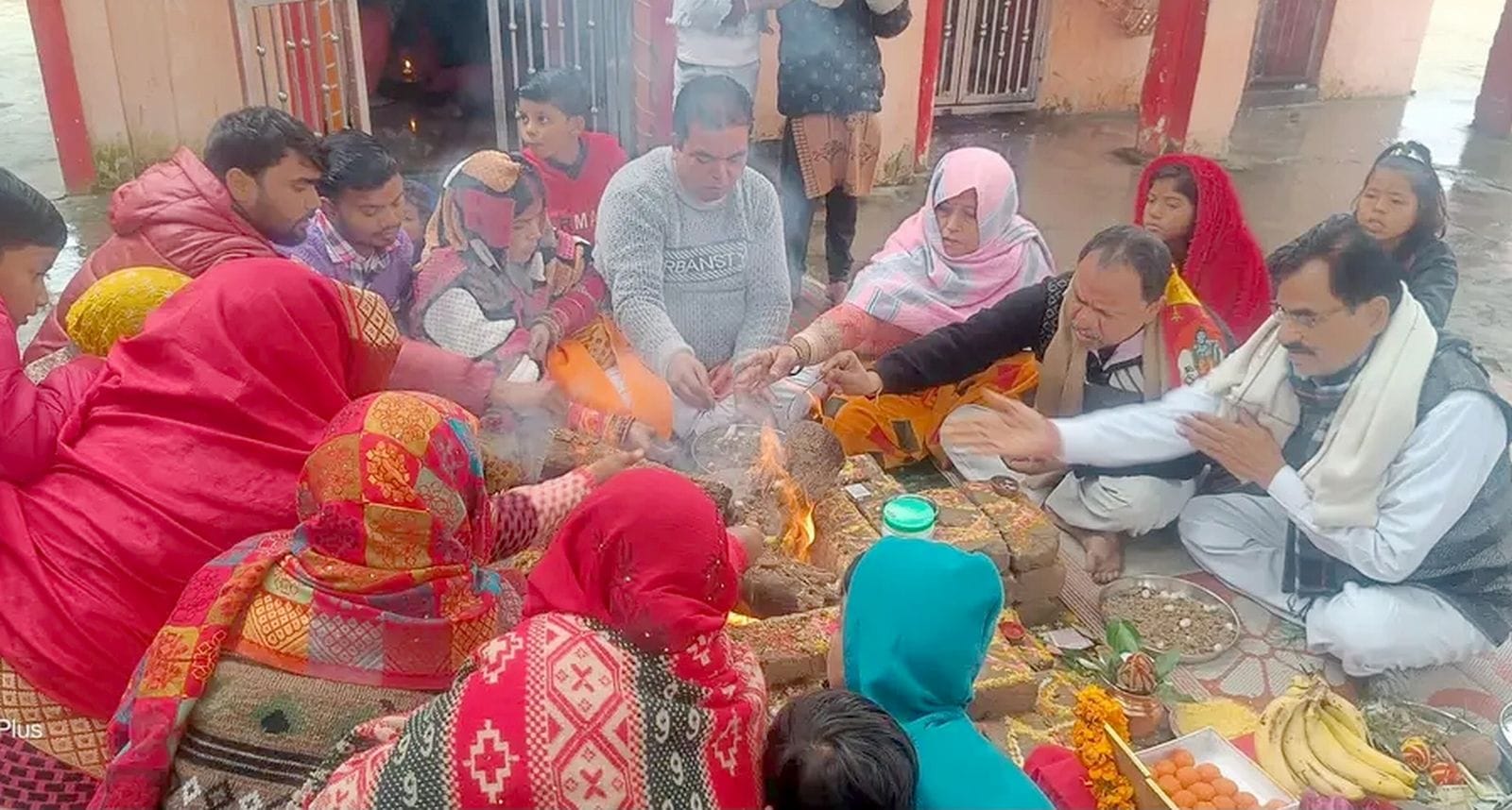 बिरूआबड़ी मंदिर पर भंडारे का प्रसाद लेते लोग। संवाद