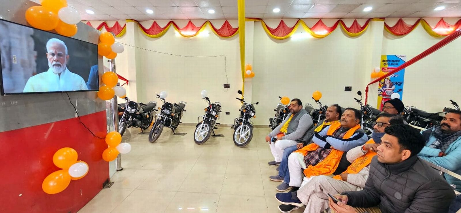 बिरूआबड़ी मंदिर पर भंडारे का प्रसाद लेते लोग। संवाद