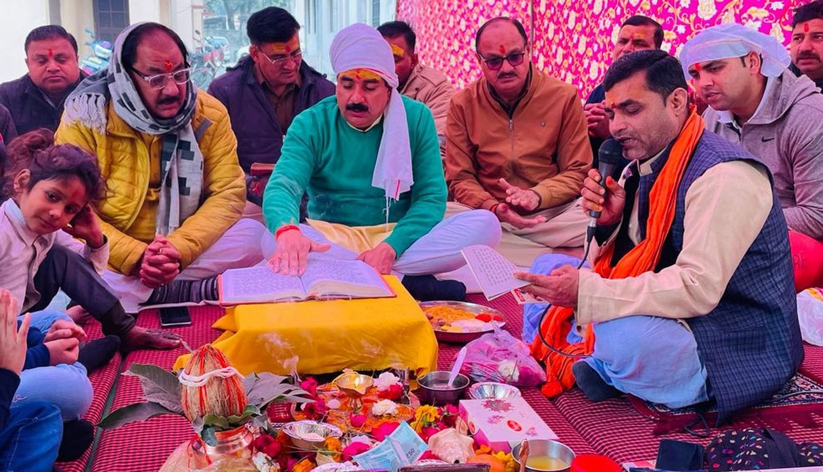बिरूआबड़ी मंदिर पर भंडारे का प्रसाद लेते लोग। संवाद
