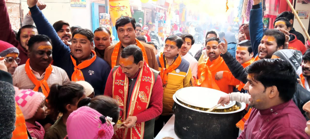 बिरूआबड़ी मंदिर पर भंडारे का प्रसाद लेते लोग। संवाद