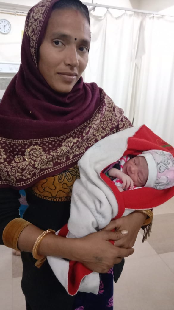 छावनी नागरिक अस्पताल में दाखिल  अंबाला छावनी दुधला मंडी निवासी रीना व उसका नवजन्मा बेटा