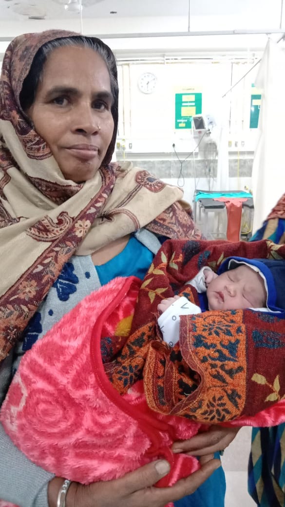 छावनी नागरिक अस्पताल में दाखिल  अंबाला छावनी दुधला मंडी निवासी रीना व उसका नवजन्मा बेटा