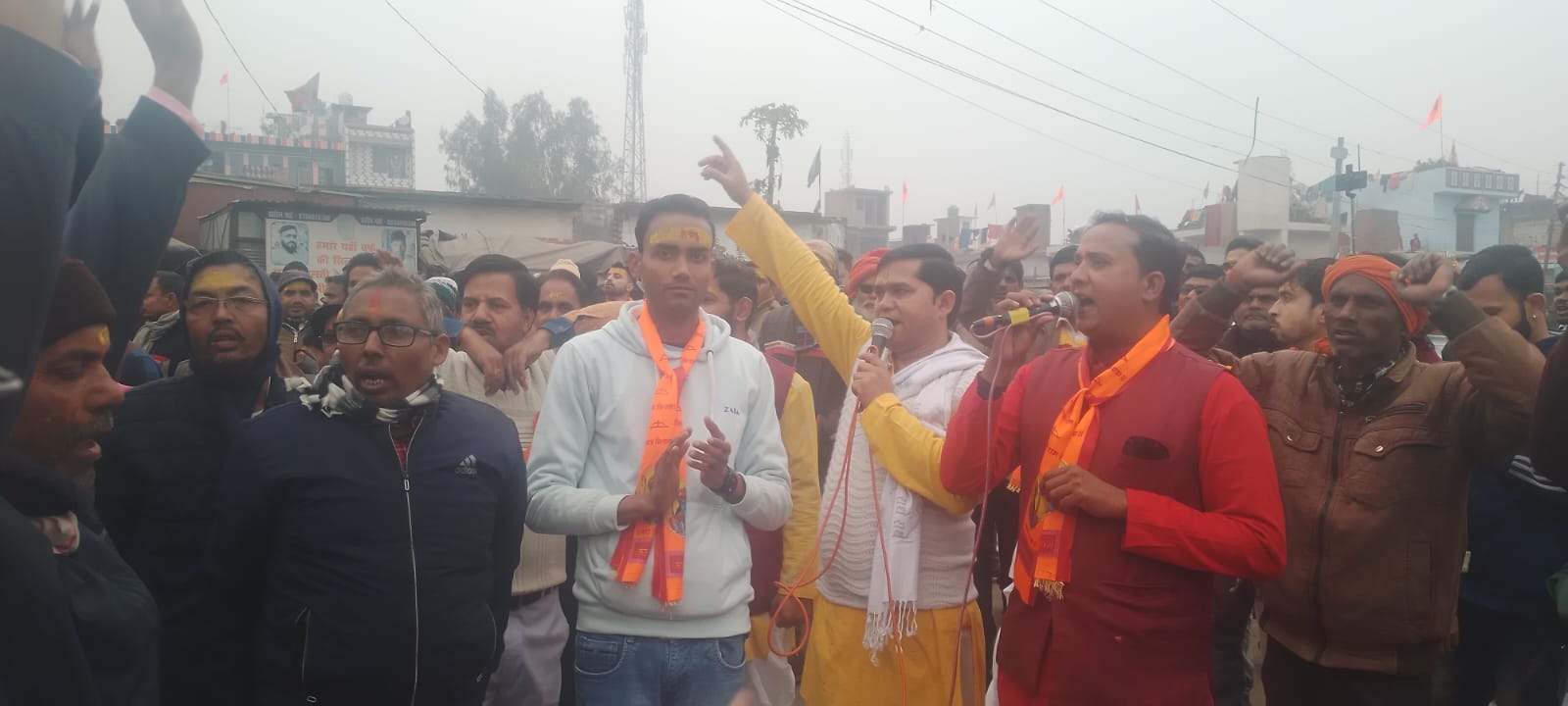 गोमती उद्धगम स्थल पर लाइव प्रसारण देखते विघायक और एसडीएम व अन्य । संवाद