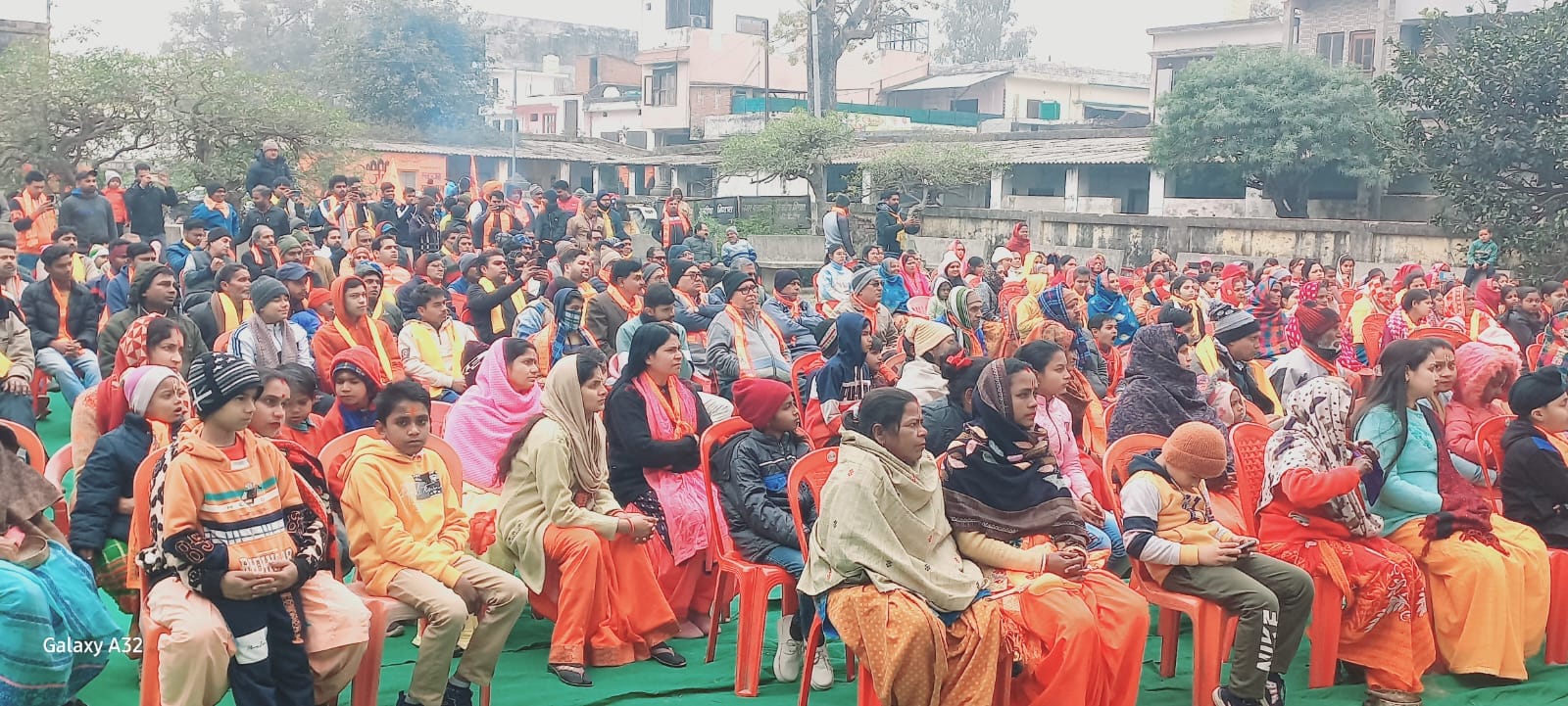 गोमती उद्धगम स्थल पर लाइव प्रसारण देखते विघायक और एसडीएम व अन्य । संवाद