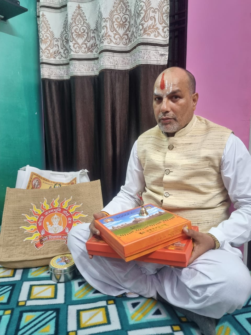 महंत गोकुलदास जी का माल्यार्पण कर स्वागत करते श्री राम भक्त-संवाद महंत गोकुलदास जी का माल्यार्पण कर स्वागत करते श्री राम भक्त-संवाद