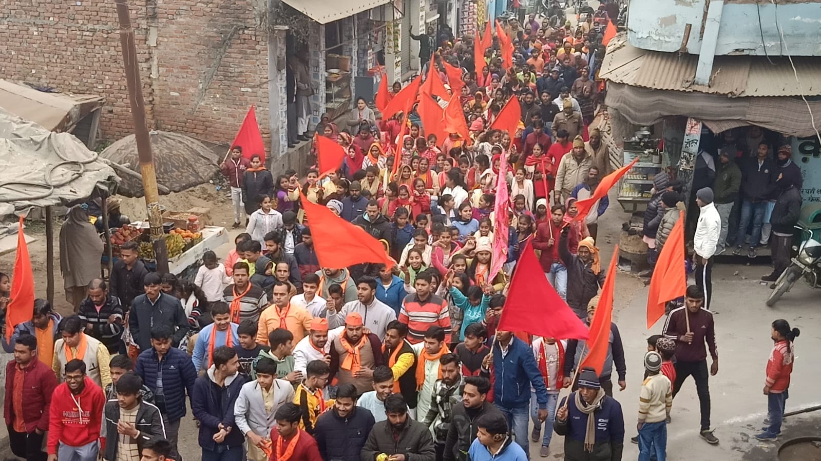 नगर पंचायत न्यूरिया मे निकाली गई शोभायात्रा में शामिल लोग । संवाद