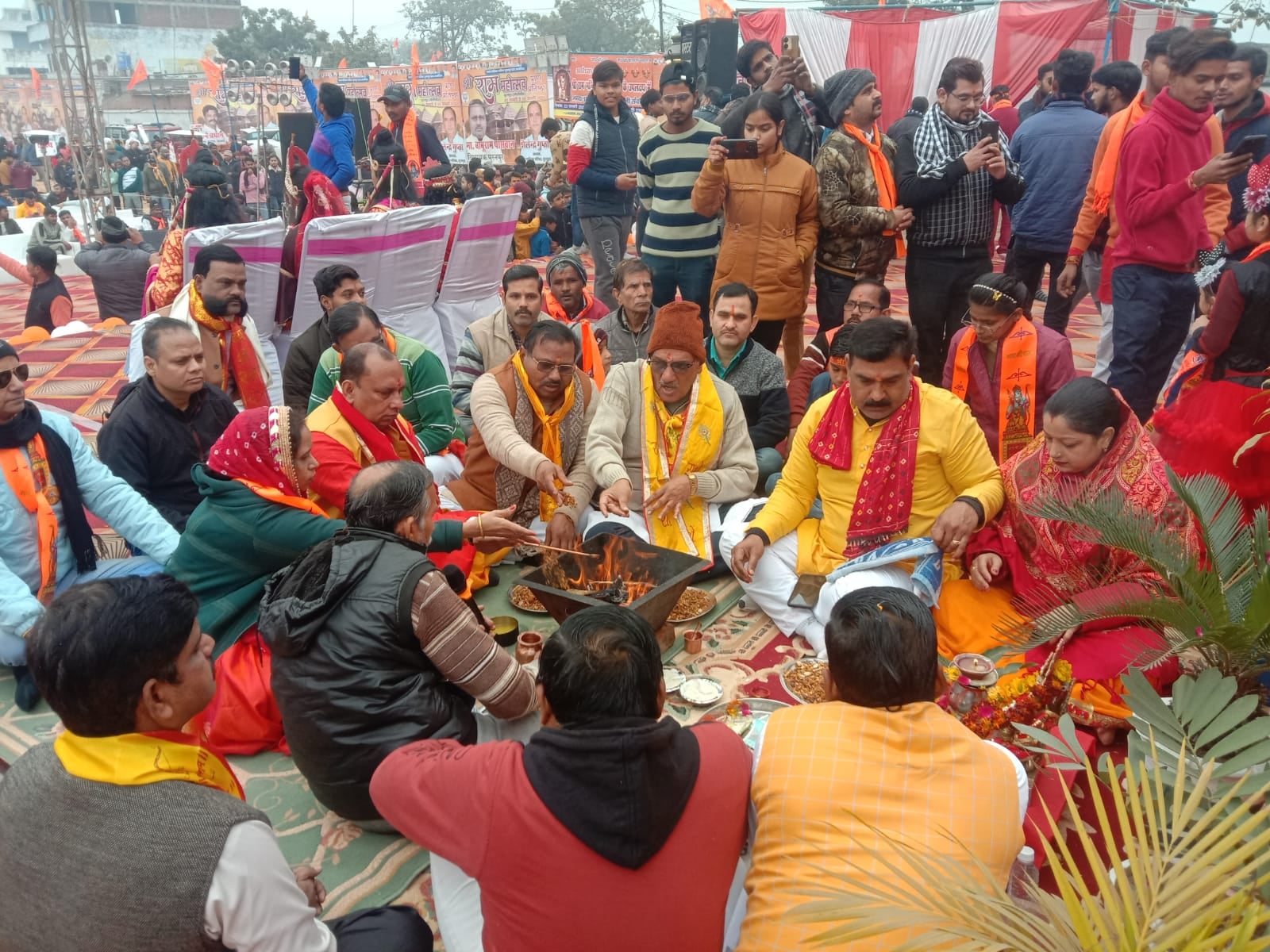 नगर पंचायत न्यूरिया मे निकाली गई शोभायात्रा में शामिल लोग । संवाद नगर पंचायत न्यूरिया मे निकाली गई शोभायात्रा में शामिल लोग । संवाद