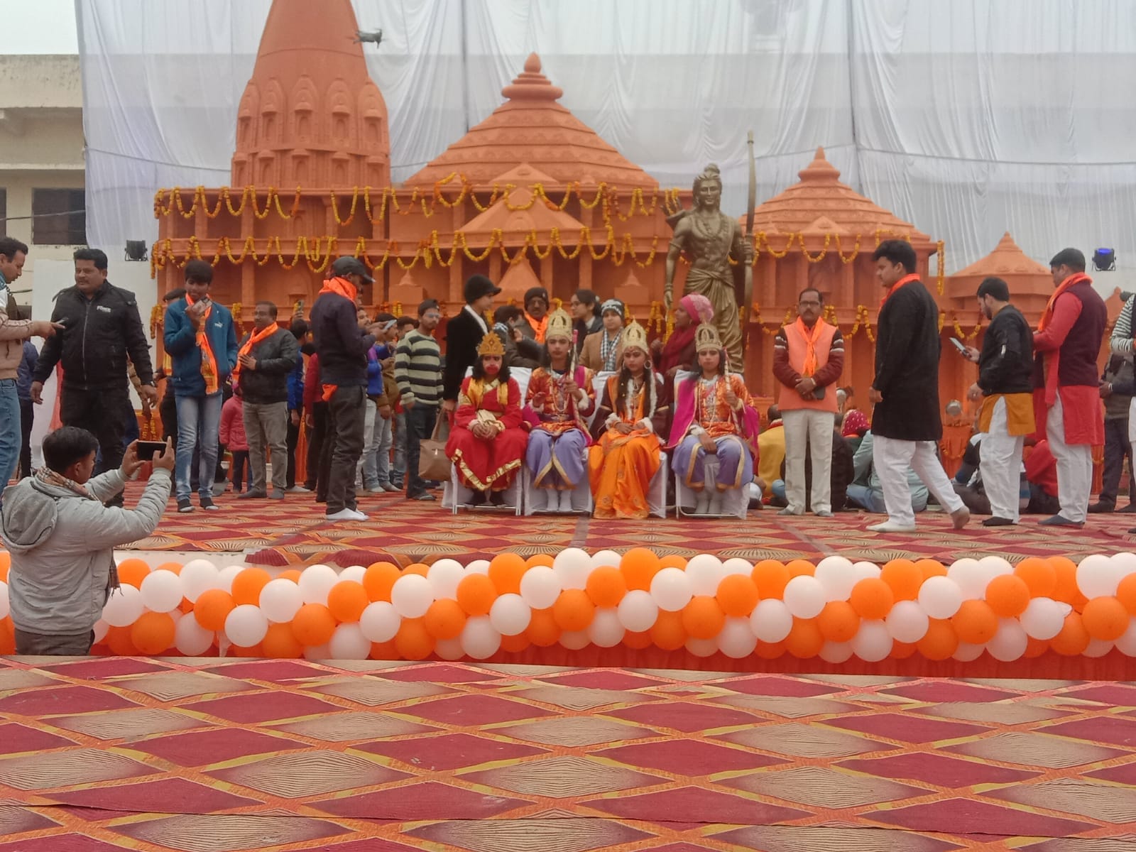 नगर पंचायत न्यूरिया मे निकाली गई शोभायात्रा में शामिल लोग । संवाद नगर पंचायत न्यूरिया मे निकाली गई शोभायात्रा में शामिल लोग । संवाद