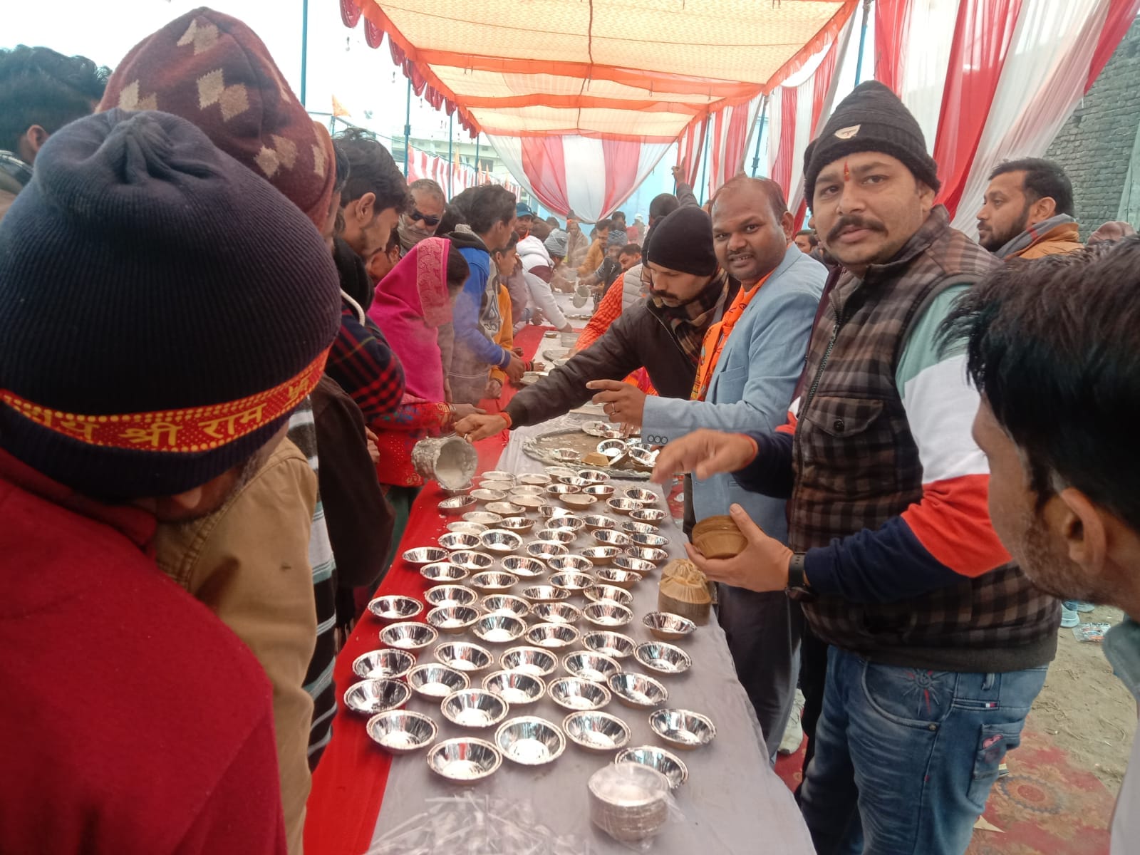 नगर पंचायत न्यूरिया मे निकाली गई शोभायात्रा में शामिल लोग । संवाद