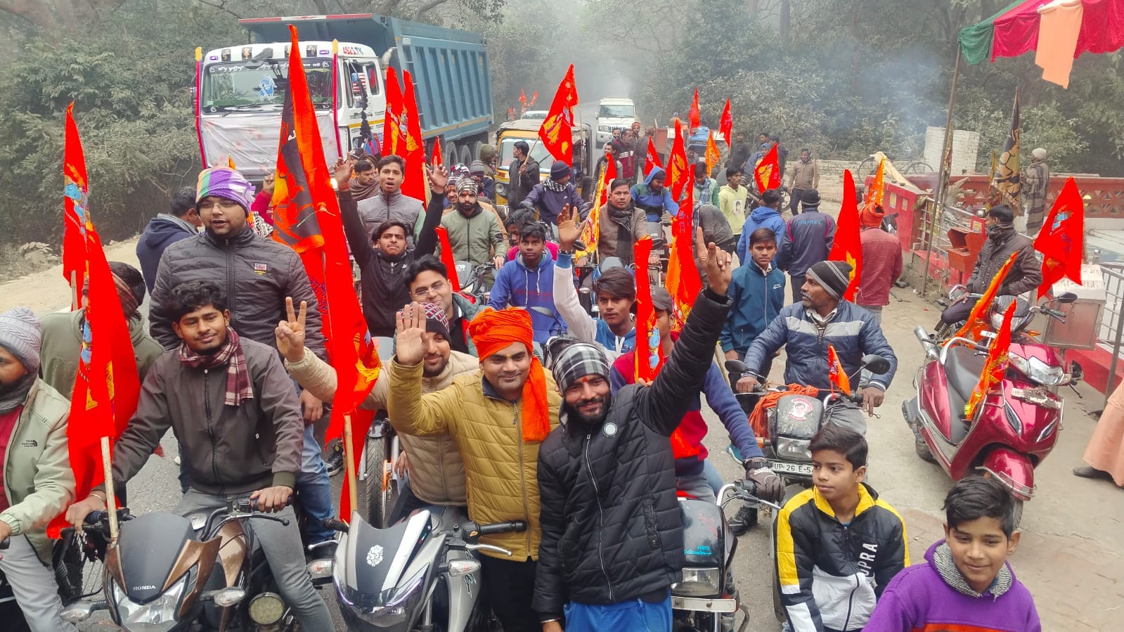 नगर पंचायत न्यूरिया मे निकाली गई शोभायात्रा में शामिल लोग । संवाद