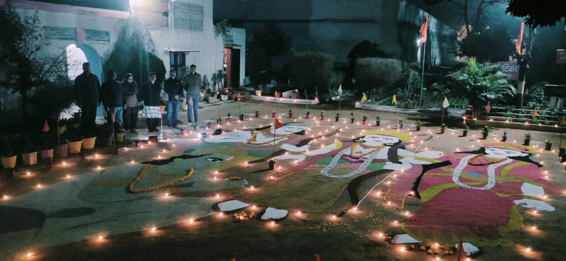सहारनपुर के हरि मंदिर में दीप प्रज्जवलित करती एडीएम प्र सहारनपुर के हरि मंदिर में दीप प्रज्जवलित करती एडीएम प्र