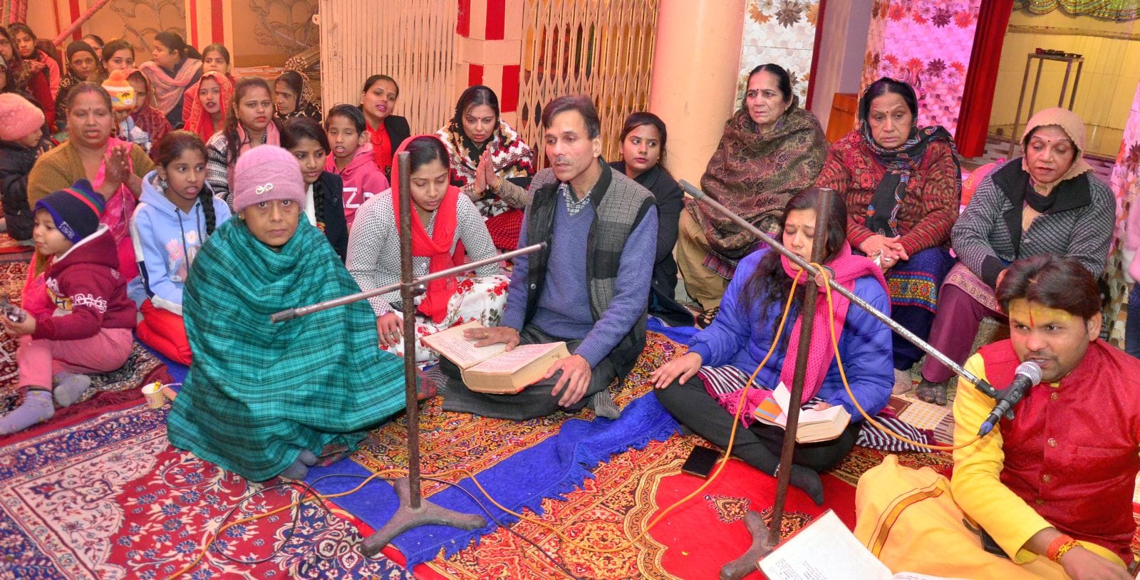 सराफा बाजार के हलुमान मंदिर में सुंदर कांड का पाठ करते भक्त। संवाद सराफा बाजार के हलुमान मंदिर में सुंदर कांड का पाठ करते भक्त। संवाद