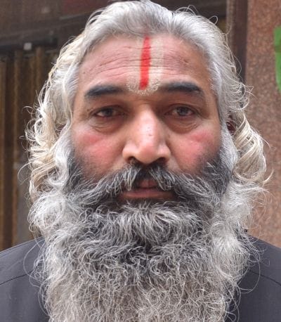 सराफा बाजार के हलुमान मंदिर में सुंदर कांड का पाठ करते भक्त। संवाद सराफा बाजार के हलुमान मंदिर में सुंदर कांड का पाठ करते भक्त। संवाद