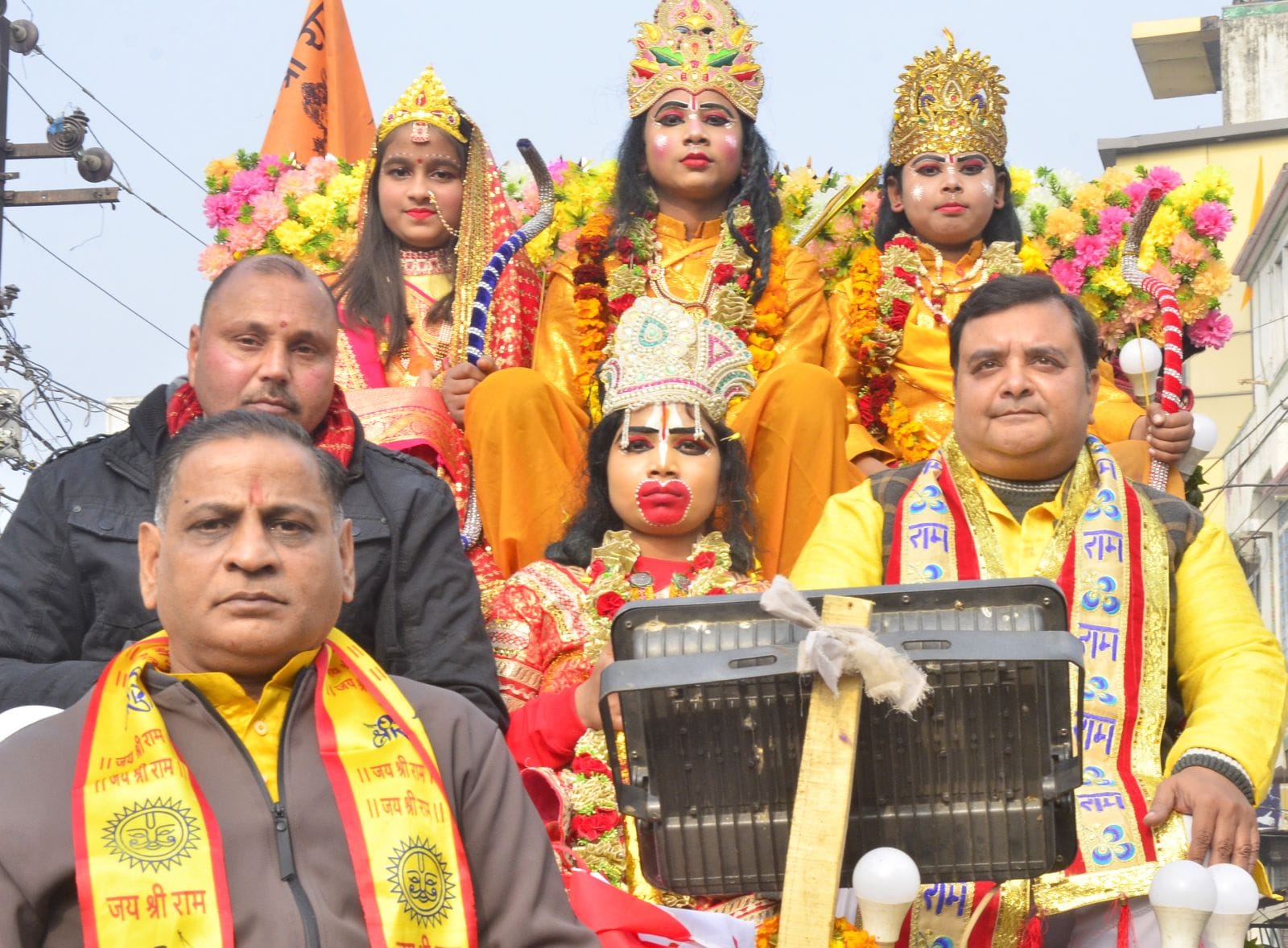 शोभायात्रा में नृत्य करती महिलाएं। संवाद