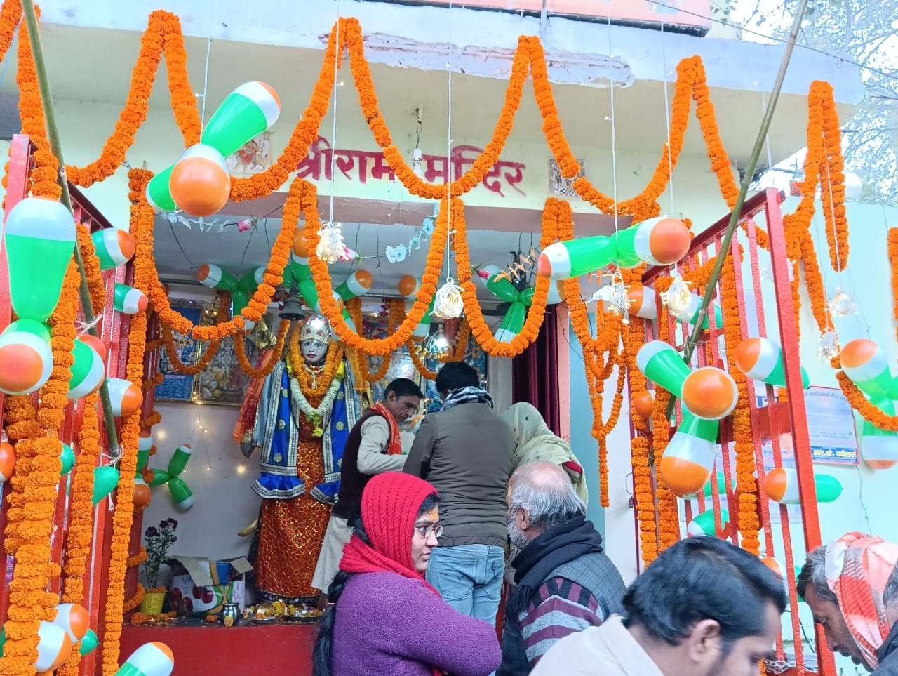 शहर के गौरी शंकर मंदिर में लाइव प्रसारण देखते लोग । संवाद