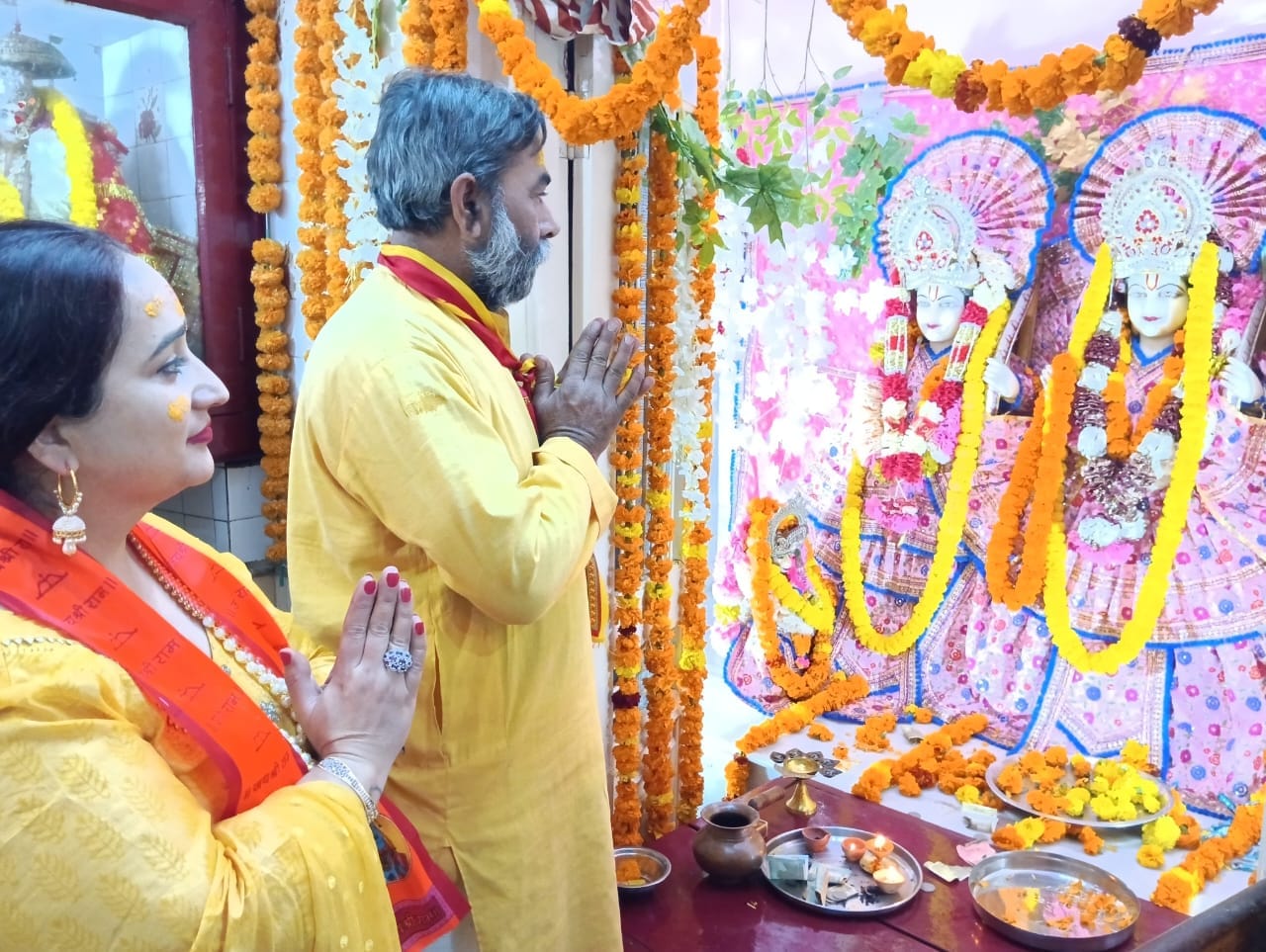 शहर के गौरी शंकर मंदिर में लाइव प्रसारण देखते लोग । संवाद
