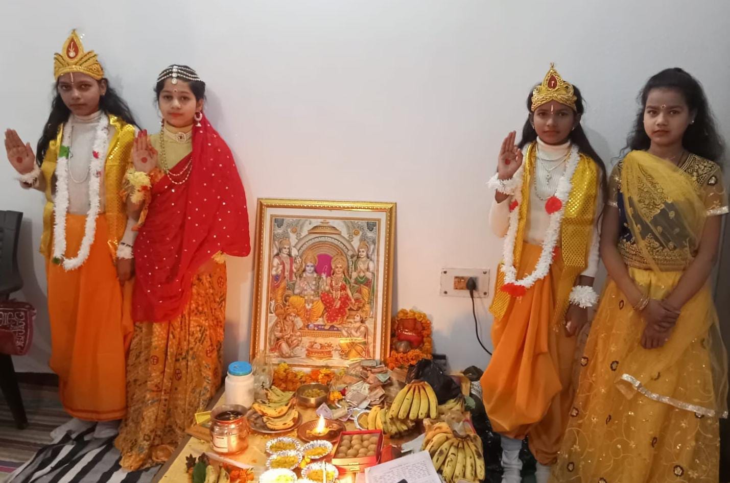 शहर के गौरी शंकर मंदिर में लाइव प्रसारण देखते लोग । संवाद