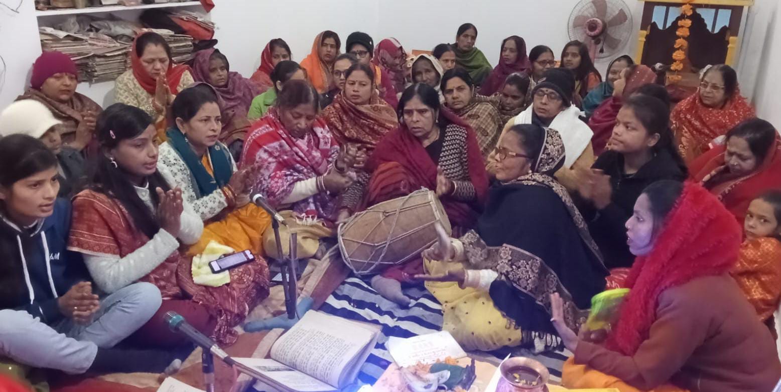शहर के गौरी शंकर मंदिर में लाइव प्रसारण देखते लोग । संवाद