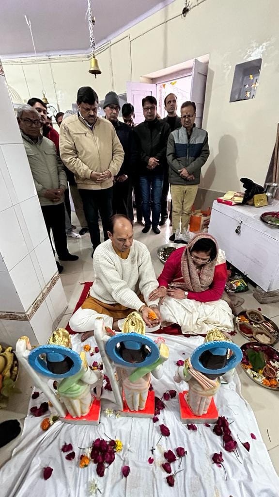 शहर के गौरी शंकर मंदिर में लाइव प्रसारण देखते लोग । संवाद