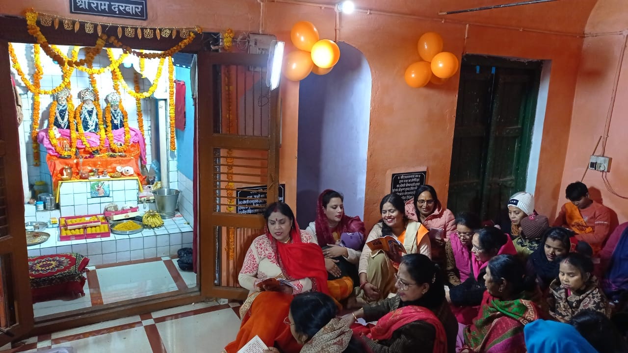शहर के गौरी शंकर मंदिर में लाइव प्रसारण देखते लोग । संवाद