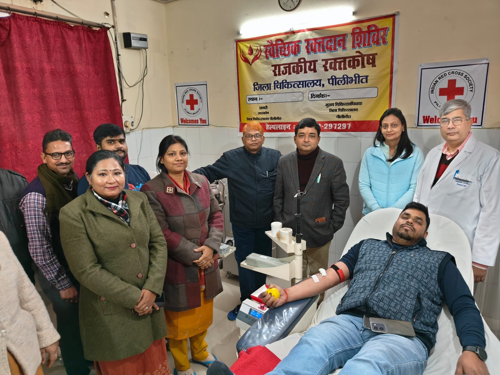शहर खुशी मनाते लोग । संवाद