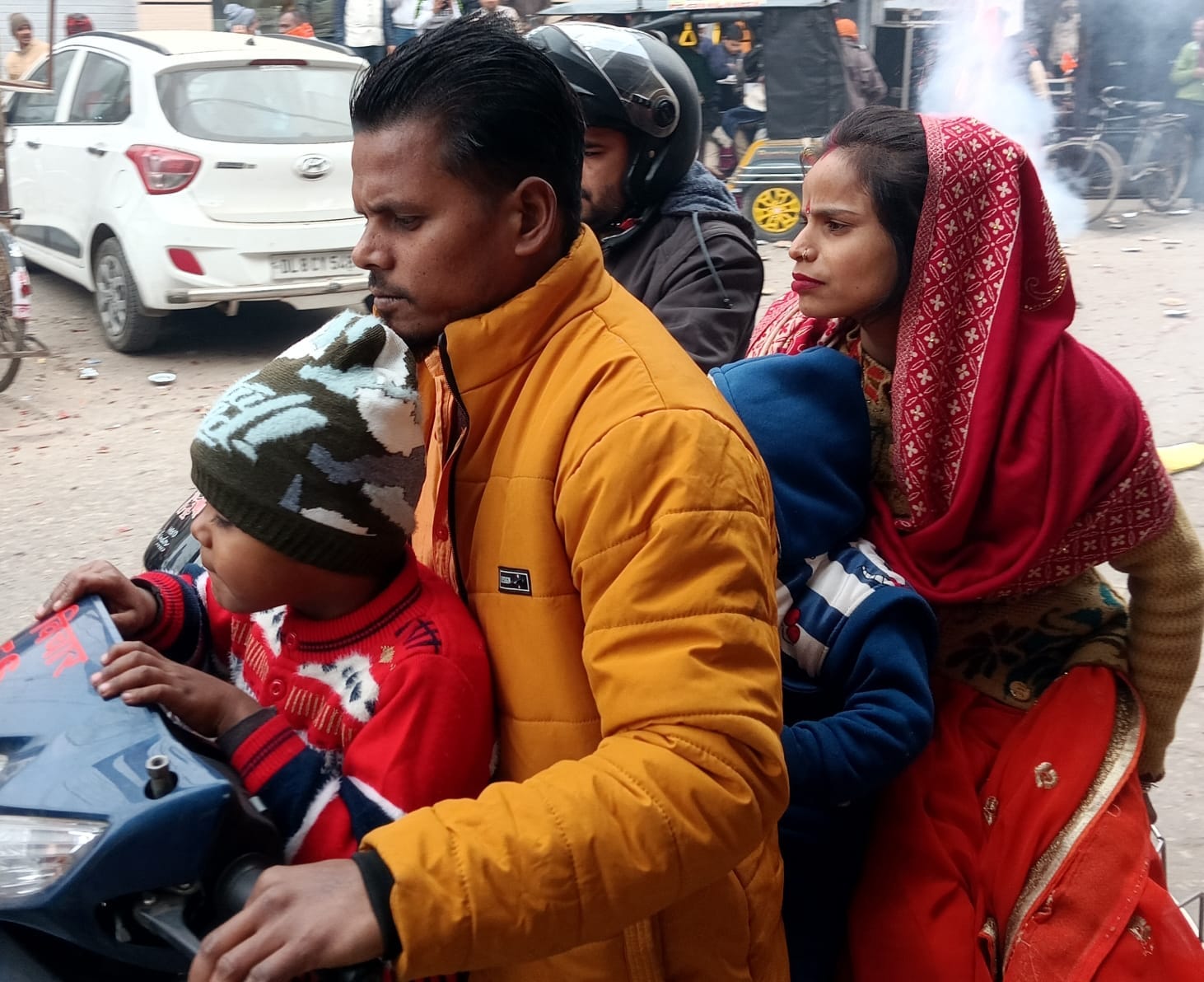 शहर में सोमवार को स्टेशन रोड पर सर्दी से बचाव कर जाते लोग । संवाद शहर में सोमवार को स्टेशन रोड पर सर्दी से बचाव कर जाते लोग । संवाद