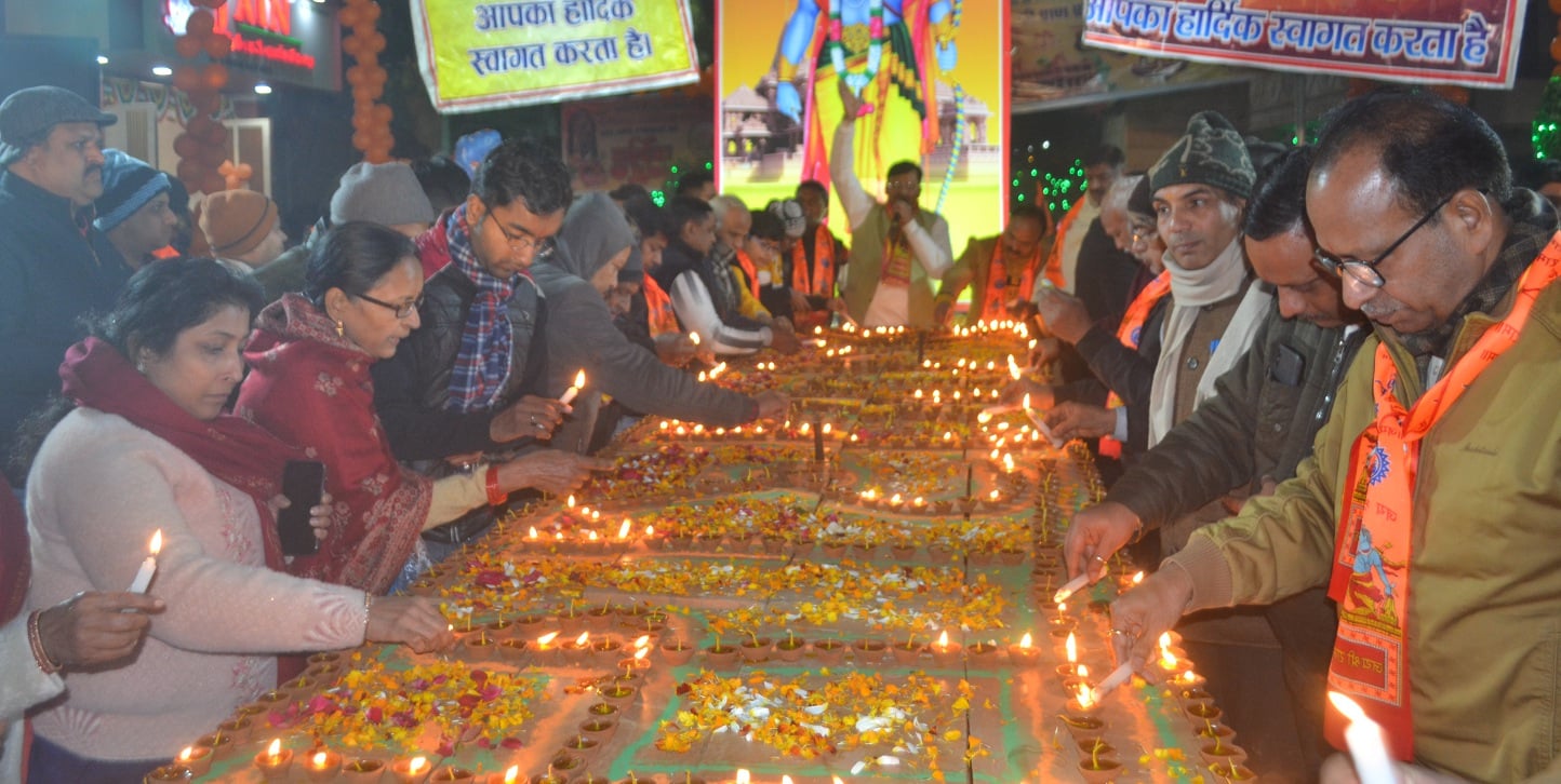 शामली हनुमान पर दीप जलाती महिलाएं शामली हनुमान पर दीप जलाती महिलाएं