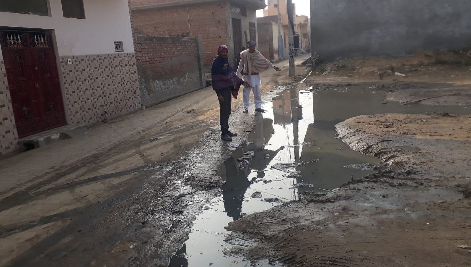 24जेएनडी16: वार्ड नम्बर नौ में फैला गंदा पानी दिखाते हुए स्थानी लोग। संवाद 24जेएनडी16: वार्ड नम्बर नौ में फैला गंदा पानी दिखाते हुए स्थानी लोग। संवाद