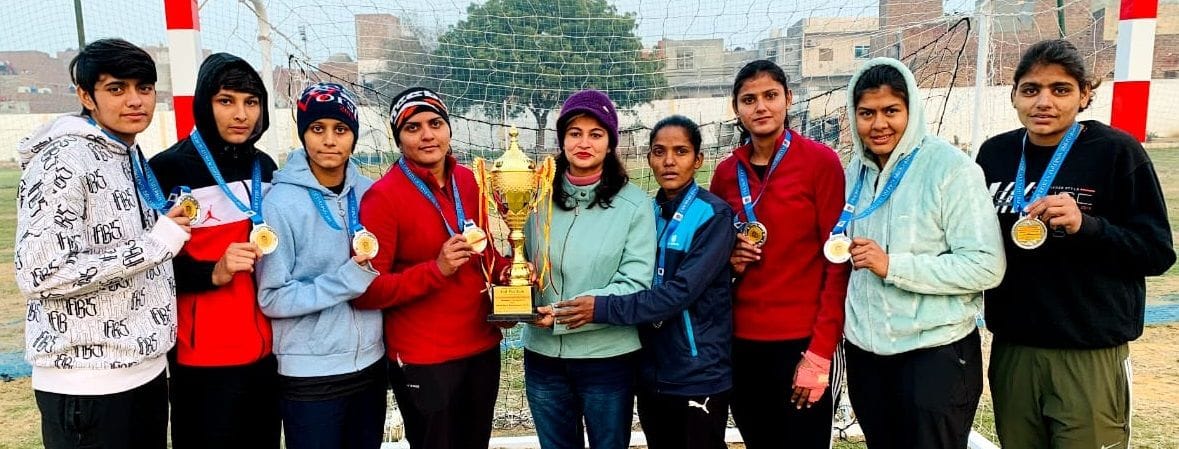 24जेएनडी23-नॉर्थ जोन इंटर यूनिवर्सिटी हैंडबॉल की विजेता सीआरएसयू की टीम। संवाद 24जेएनडी23-नॉर्थ जोन इंटर यूनिवर्सिटी हैंडबॉल की विजेता सीआरएसयू की टीम। संवाद