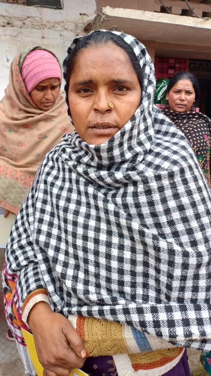अंबाला छावनी के सावन विहार में बंद पड़ी पीओएस मशीन के बारे के बारे में जानकारी देते डिपू संचालक अंबाला छावनी के सावन विहार में बंद पड़ी पीओएस मशीन के बारे के बारे में जानकारी देते डिपू संचालक