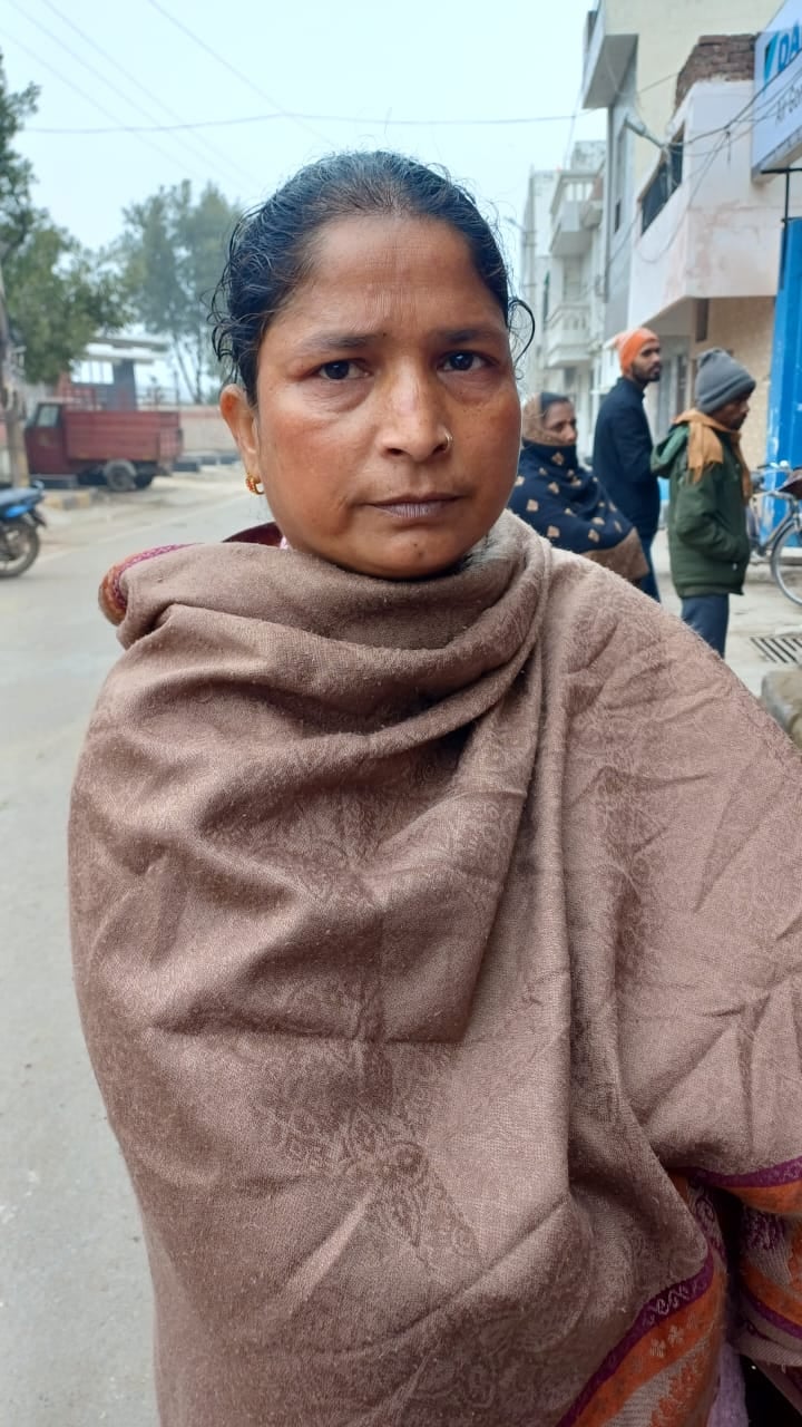 अंबाला छावनी के सावन विहार में बंद पड़ी पीओएस मशीन के बारे के बारे में जानकारी देते डिपू संचालक अंबाला छावनी के सावन विहार में बंद पड़ी पीओएस मशीन के बारे के बारे में जानकारी देते डिपू संचालक