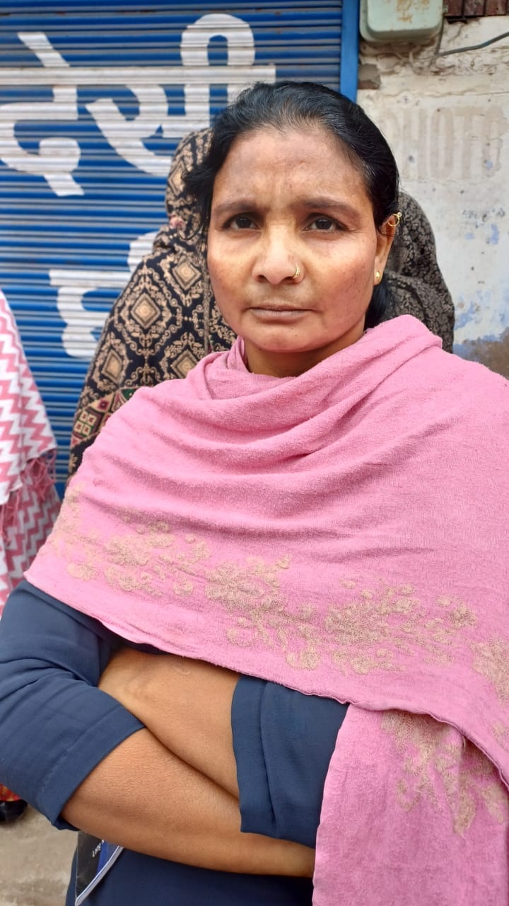अंबाला छावनी के सावन विहार में बंद पड़ी पीओएस मशीन के बारे के बारे में जानकारी देते डिपू संचालक अंबाला छावनी के सावन विहार में बंद पड़ी पीओएस मशीन के बारे के बारे में जानकारी देते डिपू संचालक